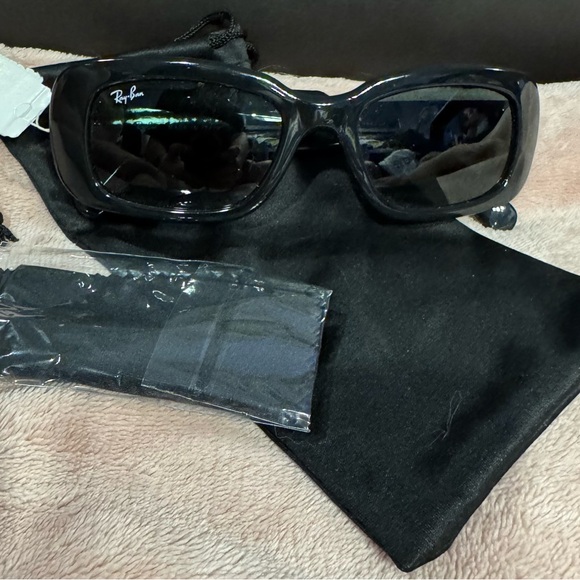 Ray-Ban Glossy Black Women\'s Sunglasses NWT